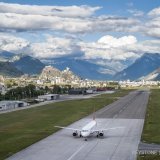 Un Airbus A-320 de Airberlin a atterri a Sion ce mardi 10 septembre 2013, dans le cadre des procedures de validation en vue d'accueillir ce type d'appareils sur le tarmac sedunois et ce grace a de nouveaux instruments de guidage (GPS). (KEYSTONE/Olivier Maire)