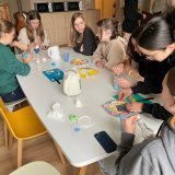 Les élèves du cours de babysitting de la Croix-Rouge, en pleine préparation d'un goûter pour enfant.