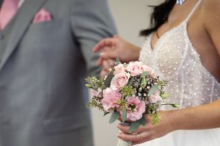 Le Centre regrette que les couples mariés soient "désavantagés simplement parce qu’ils ont choisi ce modèle de vie" (image d'illustration). KEYSTONE/PETER KLAUNZER