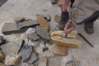 27173-lhomme-qui-fait-chanter-les-pierres-1