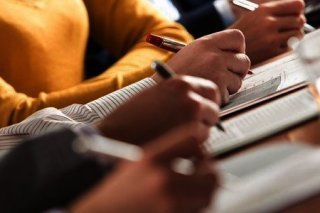 Il faut uniformiser les systèmes scolaires publics et privés, selon un élu.