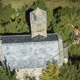 La highline, sécurisée notamment par le port d'un harnais, est une version aérienne de la slackline. C'est une sorte de funambulisme, mais pratiqué sur une sangle de tissu et sans utiliser de balancier. Keystone/EPA KEYSTONE/VALENTIN FLAURAUD