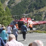 Samedi, Air Zermatt a évacué des centaines de personnes de Saas-Fee à Stalden. Un prochain pont aérien doit être mis en place lundi. KEYSTONE/Alain D. Boillat