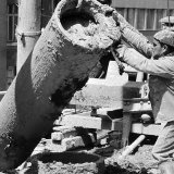 De 1945 jusqu'en 2002, des milliers d'hommes et de femmes sont venus travailler à Genève pour répondre au besoin de main-d'oeuvre: leurs conditions de vie et de travail étaient rudes et leur statut précaire (archives d'illustration). KEYSTONE/PHOTOPRESS-ARCHIV/STR