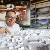 A la manœuvre avec des investisseurs, Chris McSorley pose devant la maquette de la nouvelle patinoire et du futur écoquartier de Condémines.