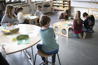 Le développement de la stratégie pour la petite enfance dans le canton de Fribourg constitue un jalon significatif dans la reconnaissance de l'importance des premières années de vie (photo d'illustration). KEYSTONE/CHRISTIAN BEUTLER