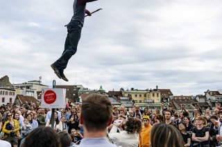 La compagnie francaise de cirque "La Bête a Quatre" a fait frissonner les spectateurs sur la scène du Pont Bessieres. KEYSTONE/JEAN-CHRISTOPHE BOTT