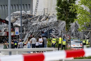 Les services de secours s'activent sur place suite à l'effondrement d'un échafaudage à Prilly. KEYSTONE/JEAN-CHRISTOPHE BOTT