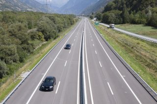 Le tronçon de 2,5 kilomètres de l'A9 entre Gampel/Steg et Rarogne ouvert en août 2023 sera temporairement fermé de mi-juillet à fin septembre 2024. (Archives). KEYSTONE/ANTHONY ANEX