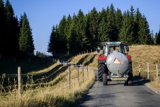 Deux personnes sont décédées lors du renversement d'un tracteur ou un transporteur (archives). KEYSTONE/JEAN-CHRISTOPHE BOTT