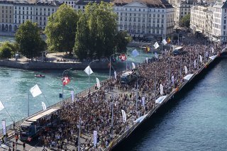 A Genève, 100'000 à 120'000 personnes ont participé à la Lake Parade samedi après-midi et à la Lake Sensation en soirée. La manifestation n'a pas connu d'incident important (archives). KEYSTONE/SALVATORE DI NOLFI