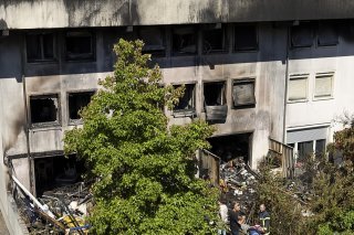Le feu a pris depuis le jardin d'un des appartements au 270 route des Fayards à Versoix (GE) et s'est propagé par la façade. KEYSTONE/SALVATORE DI NOLFI