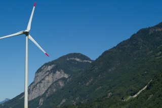 La première éolienne a été installée à Collonges (VS) en 2005 (archives). KEYSTONE/JEAN-CHRISTOPHE BOTT