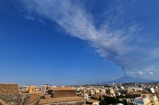 Un nuage volcanique haut d'environ dix kilomètres s'est dispersé vers l'est et le sud-est. KEYSTONE/EPA/ORIETTA SCARDINO