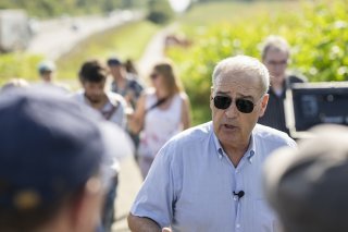 Le ministre de l'agriculture Guy Parmelin a convié la presse vendredi matin dans une ferme du canton de Berne qui produit des pommes de terres, du maïs et élève des poules pondeuses. Il a dit entendre le mécontentement du monde agricole. KEYSTONE/ALESSANDRO DELLA VALLE