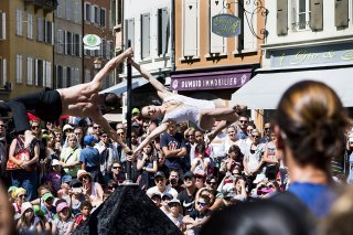 Le Festival international des artistes de rue de Vevey soufflait ce week-end ses 30 bougies. Contrairement à d'autres années, comme ici en 2018, l'édition 2024 ne s'est pas déroulée sous le grand soleil. KEYSTONE/JEAN-CHRISTOPHE BOTT