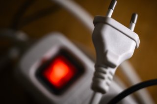 Le tarif de base de l'électricité lausannoise baissera de 5,7%, selon la Ville (photo symbolique). Keystone/JEAN-CHRISTOPHE BOTT