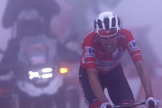 Ben O'Connor a conservé de justesse sa tunique rouge mardi KEYSTONE/EPA/Javier Lizon