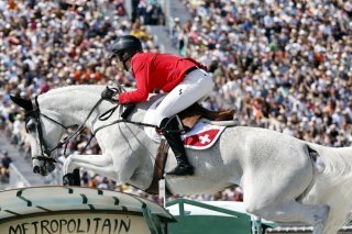 Martin Fuchs (ici aux JO de Paris) a cueilli un succès de prestige dimanche à Calgary KEYSTONE/EPA/TOLGA AKMEN