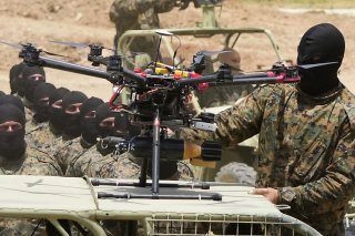 Le Hezbollah, dont on voit ici des membres préparer un drone, a été fortement touché par l'explosion simultanée des bipeurs de ses membres. KEYSTONE/AP/HASSAN AMMAR