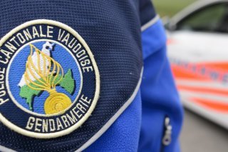 La gendarmerie vaudoise met en garde contre les escroqueries mettant en scène de faux policiers ou faux conseillers bancaires (photo d'illustration). KEYSTONE/LAURENT GILLIERON