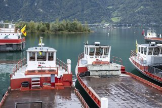 D'ici 2029, ces navires de transport vont déverser cinq millions de tonnes de gravats dans le lac d'Uri afin de créer un nouvel espace pour la faune et la flore. Les gravats proviennent du percement du 2e tube du tunnel routier du Gothard. KEYSTONE/URS FLUEELER