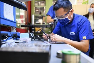 Les métiers techniques sont très prisés, surtout outre-Sarine (image d'illustration). KEYSTONE/LAURENT GILLIERON