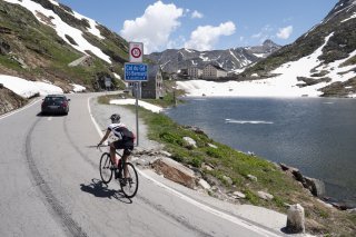 Le col du Grand-St-Bernard et l'hospice à l'arrière-plan.