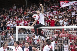 Kevin Bua, joueur du FC Sion, assis sur la barre transversale, jubile après la rencontre de football de Challenge League entre FC Sion et FC Schaffhouse ce lundi 20 Mai 2024.