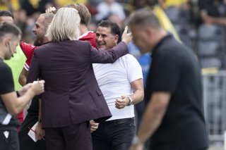 Didier Tholot et Barthélémy Constantin se prennent dans les bras pour fêter la victoire historique du FC Sion 2-1 à Berne