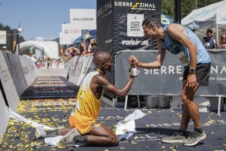 Kilian Jornet à droite accueille son rival Philemon Kiriago sur la ligne d'arrivée de Sierre-Zinal