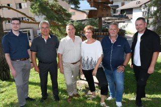 De gauche à droite: Eugène Skopa (candidat au poste de vice-juge), Pierre-Michel Venetz, Gérald Glassey, Sandrine Germanier, Stéphane Papilloud, Jonathan Bonnaz (candidats au Conseil municipal).