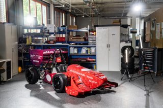 La voiture Bella Lui dans les locaux partagés par Imperix et la Valais-Wallis Racing Team à Sion