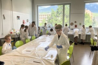 Une vingtaine de chimistes en herbe, ce mercredi 26 juillet, première semaine de vacances scolaires