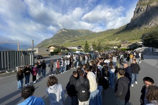 Les élèves rassemblés devant le CO de Leytron : ils attendent le passage de Mélanie Comby et de son oncle.