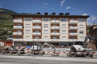 Le bâtiment de la Poste où deux des corps ont été découverts dimanche matin à Vétroz