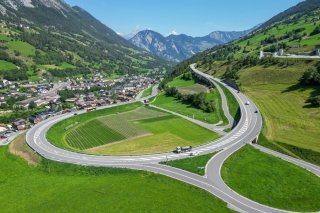 La route qui mène au tunnel