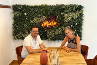 Sandrine et Xavier Carroz-Putallaz, co-directeurs de l'Association Maétis, dans la salle de réunion au coeur de l'école de St-Pierre-de-Clages