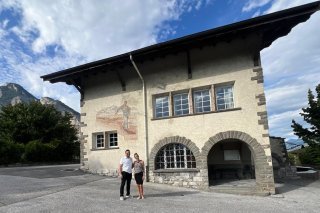 Sandrine et Xavier Carroz-Putallaz devant l'école de St-Pierre-de-Clages