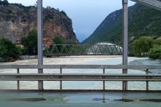 Lors de crue, le pont devient régulièrement un barrage pour les masses charriées par le Rhône