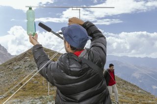 Les installations sont réalisées à partir de matériaux de récupération.