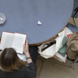 Les Suisses se situent au-dessus de la moyenne de l'OCDE pour leurs compétences de base en lecture, mathématiques et résolution de problèmes (archives). KEYSTONE/GAETAN BALLY