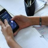 La Suisse ne connaît pas d'interdiction généralisée des téléphones portables dans les écoles. Mais les smartphones sont bannis des bancs scolaires dans la plupart des cantons romands (Photo d'illustration). Keystone/dpa-Zentralbild/Jens Kalaene