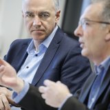 Christophe Darbellay (à gauche), le conseiller d'Etat valaisan en charge de la formation et Christophe Germanier (droite), chef de projet, ont présenté, mardi à Sion, la stratégie cantonale en matière d'éducation numérique au niveau des écoles. KEYSTONE/Valentin Flauraud