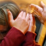 Une commission parlementaire estime que la loi doit expressément indiquer que les parents sont tenus d’élever leurs enfants sans recourir à la violence (image d'illustration). KEYSTONE/STEFFEN SCHMIDT