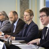 Comme le développement des infrastructures routières et ferroviaires fait face à des défis, la Confédération a mandaté une étude qui devra permettre de fixer des priorités. KEYSTONE/PETER KLAUNZER