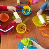 A Genève, l'Union populaire lance deux initiatives constitutionnelles pour que les crèches et la prise en charge parascolaire soient gratuites (illustration). KEYSTONE/LAURENT GILLIERON