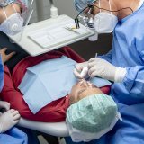 Près de 2300 familles valaisannes de condition économique modeste peuvent bénéficier, depuis le 1er janvier dernier, d’une aide financière pour le remboursement de leurs frais dentaires. (Photo d'illustration). KEYSTONE/JEAN-CHRISTOPHE BOTT