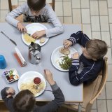 L'école à journée continue est notamment soutenue pour mieux concilier vie familiale et professionnelle (archives). KEYSTONE/GAETAN BALLY