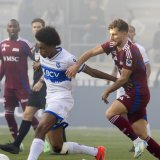 Le dernier duel entre le LS d'Alvyn Sanches (à gauche) et le Servette de Miroslav Stevanovic (à droite) avait été remporté 1-0 par les Vaudois (archives). KEYSTONE/SALVATORE DI NOLFI